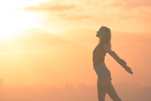 une jeune femme fait du sport santé sous le soleil